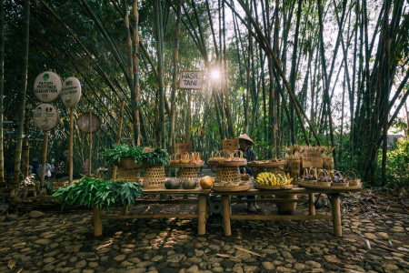 Pasar di Tengah Hutan Bambu