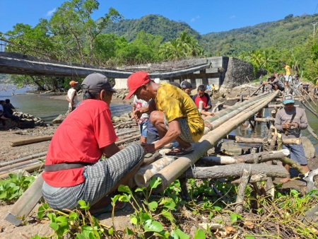 Warga Desa bergotong royong Membangun Jembatan penyeberangan dari Bambu