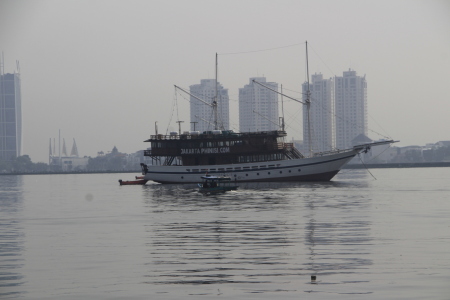 Kapal Phinisi yang di Bay Walk Mall Pluit