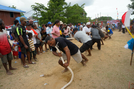 Lomba tarik tambang di Papua Barat Daya