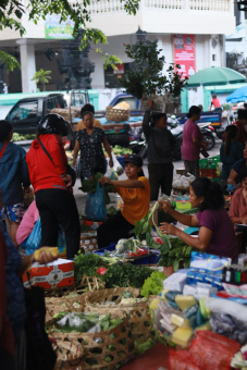 Suasana Ramai Pasar Sanglah di Pagi Hari