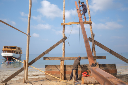 Merakit Rangka Kapal Tradisional Pinisi