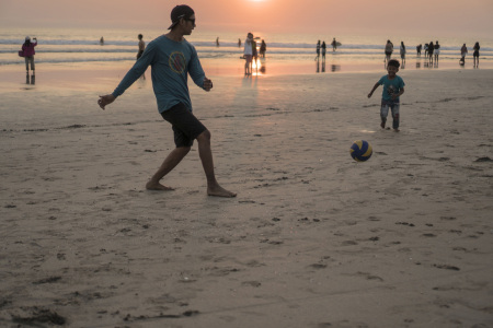 Bermain bola bersama anak kecil