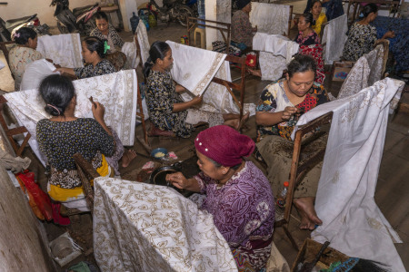 Pemberdayaan Wanita Dalam Usaha Batik Tulis