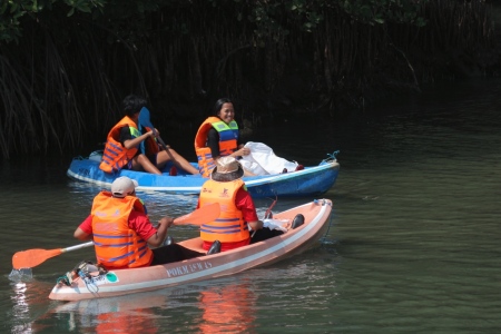 Membersihkan Mangrove