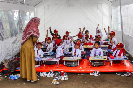 Semangat belajar di tenda darurat