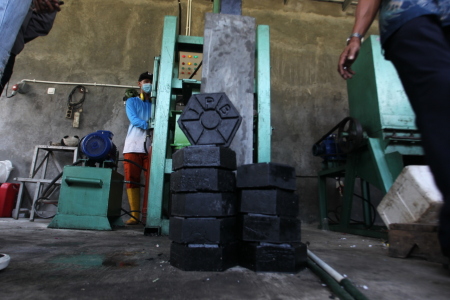 Membuat paving block dari sampah plastik