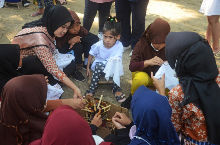 Siswa-siswi Binaan YPA-MDR Belajar Membatik Bersama
