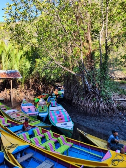 "Perahu Wisata : Mengarungi Arus Demi Mencari Nafkah"