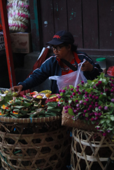 Seorang Pedagang Penjual Canang di Pasar Sanglah