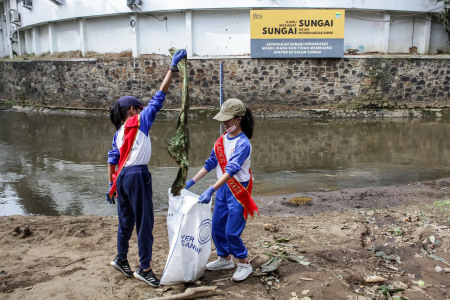 Aksi bersih-bersih sampah di Sungai Cikapundung