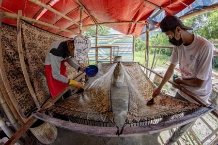 SALAH SATU PROSES DALAM MEMBATIK CANTING