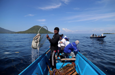 Aksi bersih sampah laut di perairan Ternate