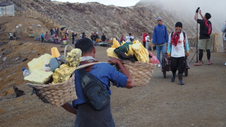 Perjuangan seorang penambang belerang