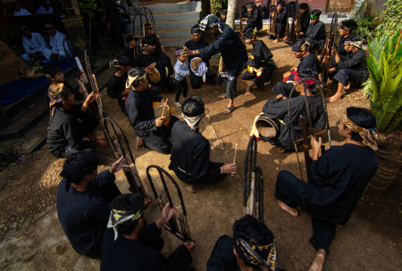 Pertunjukan Angklung Buncis di Kampung Adat pasiran Garut