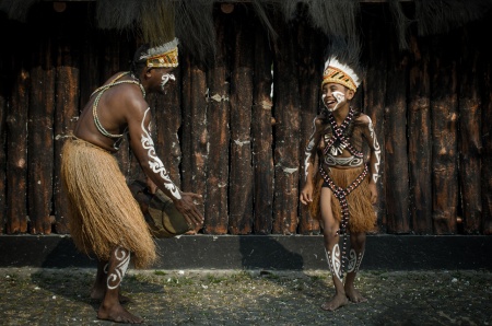 Anak Papua Belajar Menari dengan Gendangan Tradisional
