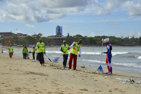 Menjaga kebersihan Pantai