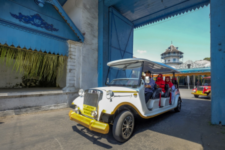 Wisata Keliling Kota Solo Dengan Mobil Listrik