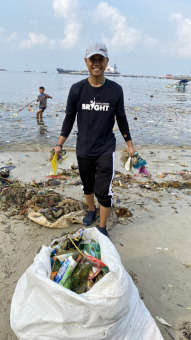 Bersihkan Sampah di Pantai Kabarti