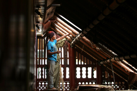 Perbaikan Atap Rumah Adat