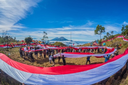 Upacara Kemerdekaan di Puncak Gunung Prau
