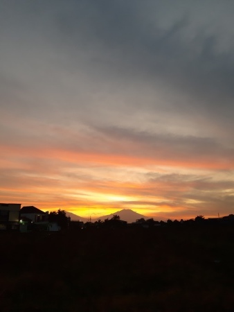 Senja dan gunung merapi merbabu