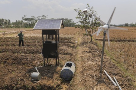 manfaatkan pompa air tenaga surya