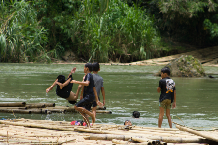 Keseruan bermain di sungai