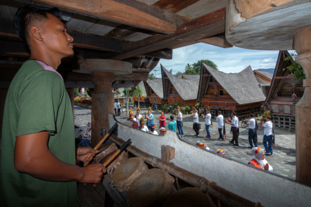 Menortor bersama di kampung Hutasiallagan