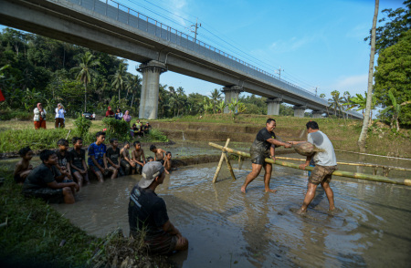 Gebug Bantal di Bawah Pembangunan Jembatan Kereta Cepat Jakarta Bandung