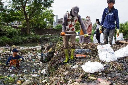 Aksi bersih sungai di Bandung