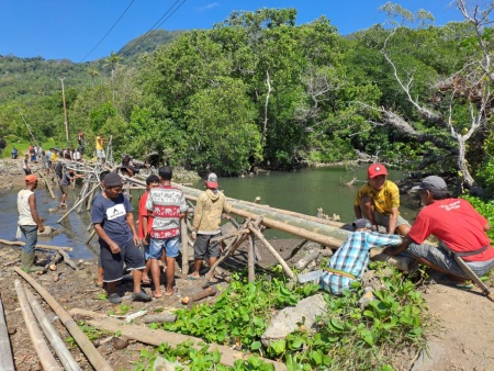 Warga Desa Bergotong royong membangun jembatan penyeberangan dari bambu