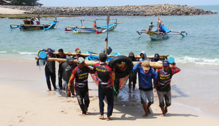 Tolong Menolong Angkat Perahu