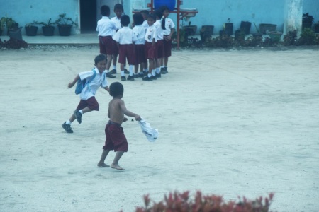 Anak Desa Bermain di Sekolah