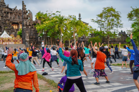 Senam bersama di lapangan Renon