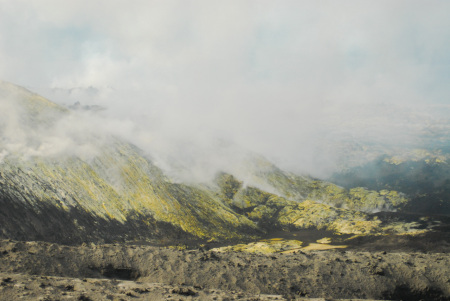 Kawah Gunung Anak Krakatao setelah letusan tahun 2018