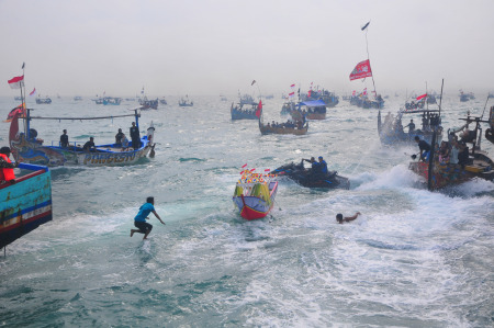 Tradisi Sedekah laut oleh masyarakat Nelayan