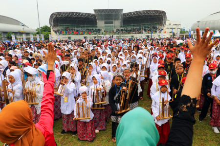 Pagelaran Angklung Kolosal