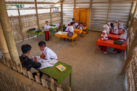 Semangat Belajar Di Sekolah Darurat