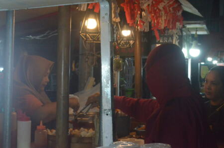 kehidupan sehari hari seorang pedagang street food di pasar badung