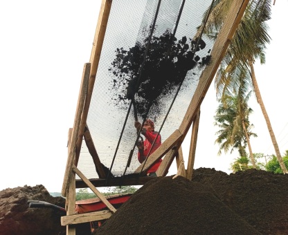 Menyekop Pasir Demi Sesuap Nasi