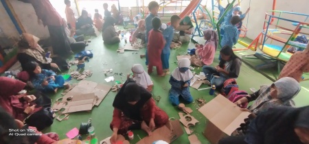 Membuat Bahan Belajar dari Bahan Daur Ulang oleh Anak dan Ibu