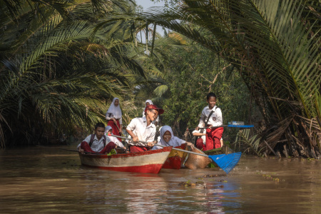 Gotong Royong Bersihkan Sungai Sepulang Sekolah