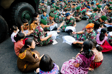Prajurit TNI Membatik bersama Anak Sekolah