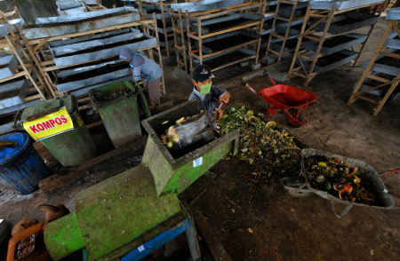 Pengelolaan Sampah Organik Rumah Tangga Menjadi Kompos dan Media Larva Magot