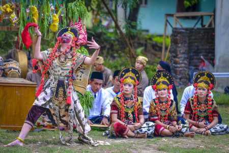 Ibu Nani sang Maestro penari Topeng Losari