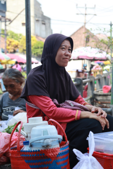 Ibu penjual kopi dan roti