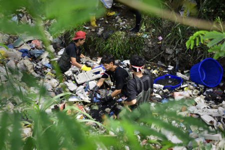 Aksi Bersih Sampah Sambut HUT Ke-78 RI