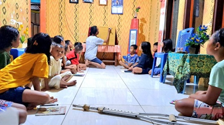 Belajar malam bersama anak-anak Desa