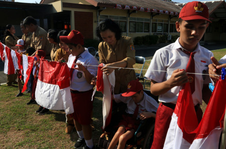 Aksi Siswa Tunanetra di Semarang Cuci Bendera Merah Putih Sambut HUT ke-78 RI